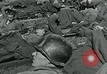 Standbild verletzte Soldaten St. Mere Eglise Frankreich, 1944, aus Sekunde 13 historischem Filmmaterial Videoclip 65675038875