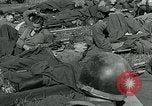 Standbild verletzte Soldaten St. Mere Eglise Frankreich, 1944, aus Sekunde 15 historischem Filmmaterial Videoclip 65675038875