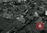 Standbild verletzte Soldaten St. Mere Eglise Frankreich, 1944, aus Sekunde 16 historischem Filmmaterial Videoclip 65675038875