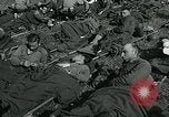 Standbild verletzte Soldaten St. Mere Eglise Frankreich, 1944, aus Sekunde 17 historischem Filmmaterial Videoclip 65675038875