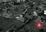 Standbild verletzte Soldaten St. Mere Eglise Frankreich, 1944, aus Sekunde 19 historischem Filmmaterial Videoclip 65675038875