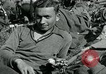 Standbild verletzte Soldaten St. Mere Eglise Frankreich, 1944, aus Sekunde 24 historischem Filmmaterial Videoclip 65675038875