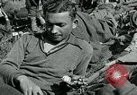 Standbild verletzte Soldaten St. Mere Eglise Frankreich, 1944, aus Sekunde 25 historischem Filmmaterial Videoclip 65675038875