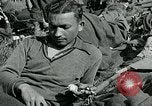 Standbild verletzte Soldaten St. Mere Eglise Frankreich, 1944, aus Sekunde 26 historischem Filmmaterial Videoclip 65675038875