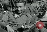 Standbild verletzte Soldaten St. Mere Eglise Frankreich, 1944, aus Sekunde 27 historischem Filmmaterial Videoclip 65675038875