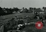 Standbild verletzte Soldaten St. Mere Eglise Frankreich, 1944, aus Sekunde 29 historischem Filmmaterial Videoclip 65675038875