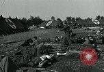 Standbild verletzte Soldaten St. Mere Eglise Frankreich, 1944, aus Sekunde 30 historischem Filmmaterial Videoclip 65675038875
