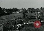 Standbild verletzte Soldaten St. Mere Eglise Frankreich, 1944, aus Sekunde 31 historischem Filmmaterial Videoclip 65675038875