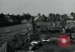Standbild verletzte Soldaten St. Mere Eglise Frankreich, 1944, aus Sekunde 32 historischem Filmmaterial Videoclip 65675038875
