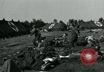Standbild verletzte Soldaten St. Mere Eglise Frankreich, 1944, aus Sekunde 33 historischem Filmmaterial Videoclip 65675038875