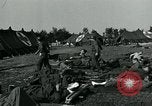 Standbild verletzte Soldaten St. Mere Eglise Frankreich, 1944, aus Sekunde 34 historischem Filmmaterial Videoclip 65675038875