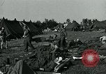 Standbild verletzte Soldaten St. Mere Eglise Frankreich, 1944, aus Sekunde 35 historischem Filmmaterial Videoclip 65675038875