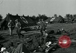 Standbild verletzte Soldaten St. Mere Eglise Frankreich, 1944, aus Sekunde 36 historischem Filmmaterial Videoclip 65675038875