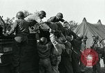 Standbild verletzte Soldaten St. Mere Eglise Frankreich, 1944, aus Sekunde 43 historischem Filmmaterial Videoclip 65675038875