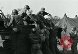 Standbild verletzte Soldaten St. Mere Eglise Frankreich, 1944, aus Sekunde 44 historischem Filmmaterial Videoclip 65675038875