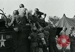 Standbild verletzte Soldaten St. Mere Eglise Frankreich, 1944, aus Sekunde 45 historischem Filmmaterial Videoclip 65675038875