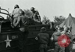 Standbild verletzte Soldaten St. Mere Eglise Frankreich, 1944, aus Sekunde 47 historischem Filmmaterial Videoclip 65675038875