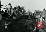 Standbild verletzte Soldaten St. Mere Eglise Frankreich, 1944, aus Sekunde 48 historischem Filmmaterial Videoclip 65675038875