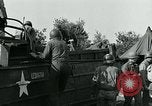 Standbild verletzte Soldaten St. Mere Eglise Frankreich, 1944, aus Sekunde 49 historischem Filmmaterial Videoclip 65675038875