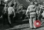 Standbild verletzte Soldaten St. Mere Eglise Frankreich, 1944, aus Sekunde 51 historischem Filmmaterial Videoclip 65675038875