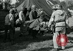Standbild verletzte Soldaten St. Mere Eglise Frankreich, 1944, aus Sekunde 52 historischem Filmmaterial Videoclip 65675038875