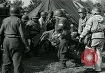 Standbild verletzte Soldaten St. Mere Eglise Frankreich, 1944, aus Sekunde 53 historischem Filmmaterial Videoclip 65675038875