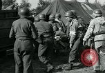 Standbild verletzte Soldaten St. Mere Eglise Frankreich, 1944, aus Sekunde 54 historischem Filmmaterial Videoclip 65675038875