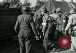 Standbild verletzte Soldaten St. Mere Eglise Frankreich, 1944, aus Sekunde 55 historischem Filmmaterial Videoclip 65675038875