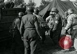 Standbild verletzte Soldaten St. Mere Eglise Frankreich, 1944, aus Sekunde 56 historischem Filmmaterial Videoclip 65675038875