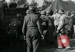 Standbild verletzte Soldaten St. Mere Eglise Frankreich, 1944, aus Sekunde 57 historischem Filmmaterial Videoclip 65675038875