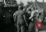 Standbild verletzte Soldaten St. Mere Eglise Frankreich, 1944, aus Sekunde 58 historischem Filmmaterial Videoclip 65675038875