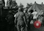 Standbild verletzte Soldaten St. Mere Eglise Frankreich, 1944, aus Sekunde 59 historischem Filmmaterial Videoclip 65675038875