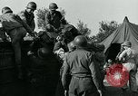 Standbild verletzte Soldaten St. Mere Eglise Frankreich, 1944, aus Sekunde 61 historischem Filmmaterial Videoclip 65675038875