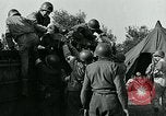 Standbild verletzte Soldaten St. Mere Eglise Frankreich, 1944, aus Sekunde 62 historischem Filmmaterial Videoclip 65675038875