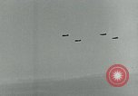 Standbild verwundet Airborne Truppe Soldaten St. Mere Eglise Frankreich, 1944, aus Sekunde 13 historischem Filmmaterial Videoclip 65675038877