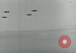 Standbild verwundet Airborne Truppe Soldaten St. Mere Eglise Frankreich, 1944, aus Sekunde 17 historischem Filmmaterial Videoclip 65675038877
