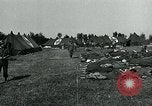 Standbild verwundet Airborne Truppe Soldaten St. Mere Eglise Frankreich, 1944, aus Sekunde 33 historischem Filmmaterial Videoclip 65675038877