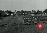 Standbild verwundet Airborne Truppe Soldaten St. Mere Eglise Frankreich, 1944, aus Sekunde 35 historischem Filmmaterial Videoclip 65675038877
