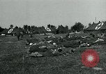 Standbild verwundet Airborne Truppe Soldaten St. Mere Eglise Frankreich, 1944, aus Sekunde 41 historischem Filmmaterial Videoclip 65675038877