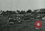 Standbild verwundet Airborne Truppe Soldaten St. Mere Eglise Frankreich, 1944, aus Sekunde 43 historischem Filmmaterial Videoclip 65675038877
