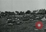 Standbild verwundet Airborne Truppe Soldaten St. Mere Eglise Frankreich, 1944, aus Sekunde 44 historischem Filmmaterial Videoclip 65675038877
