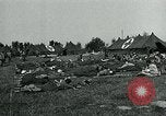 Standbild verwundet Airborne Truppe Soldaten St. Mere Eglise Frankreich, 1944, aus Sekunde 45 historischem Filmmaterial Videoclip 65675038877