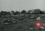 Standbild verwundet Airborne Truppe Soldaten St. Mere Eglise Frankreich, 1944, aus Sekunde 46 historischem Filmmaterial Videoclip 65675038877