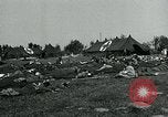 Standbild verwundet Airborne Truppe Soldaten St. Mere Eglise Frankreich, 1944, aus Sekunde 48 historischem Filmmaterial Videoclip 65675038877