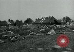 Standbild verwundet Airborne Truppe Soldaten St. Mere Eglise Frankreich, 1944, aus Sekunde 49 historischem Filmmaterial Videoclip 65675038877