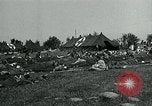 Standbild verwundet Airborne Truppe Soldaten St. Mere Eglise Frankreich, 1944, aus Sekunde 50 historischem Filmmaterial Videoclip 65675038877