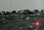 Standbild verwundet Airborne Truppe Soldaten St. Mere Eglise Frankreich, 1944, aus Sekunde 51 historischem Filmmaterial Videoclip 65675038877