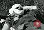 Standbild verwundet Airborne Truppe Soldaten St. Mere Eglise Frankreich, 1944, aus Sekunde 52 historischem Filmmaterial Videoclip 65675038877