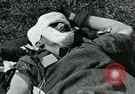 Standbild verwundet Airborne Truppe Soldaten St. Mere Eglise Frankreich, 1944, aus Sekunde 53 historischem Filmmaterial Videoclip 65675038877