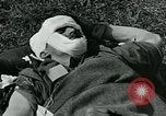Standbild verwundet Airborne Truppe Soldaten St. Mere Eglise Frankreich, 1944, aus Sekunde 54 historischem Filmmaterial Videoclip 65675038877